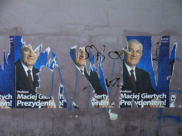 zdrapane plakaty wyborcze Macieja Giertycha
