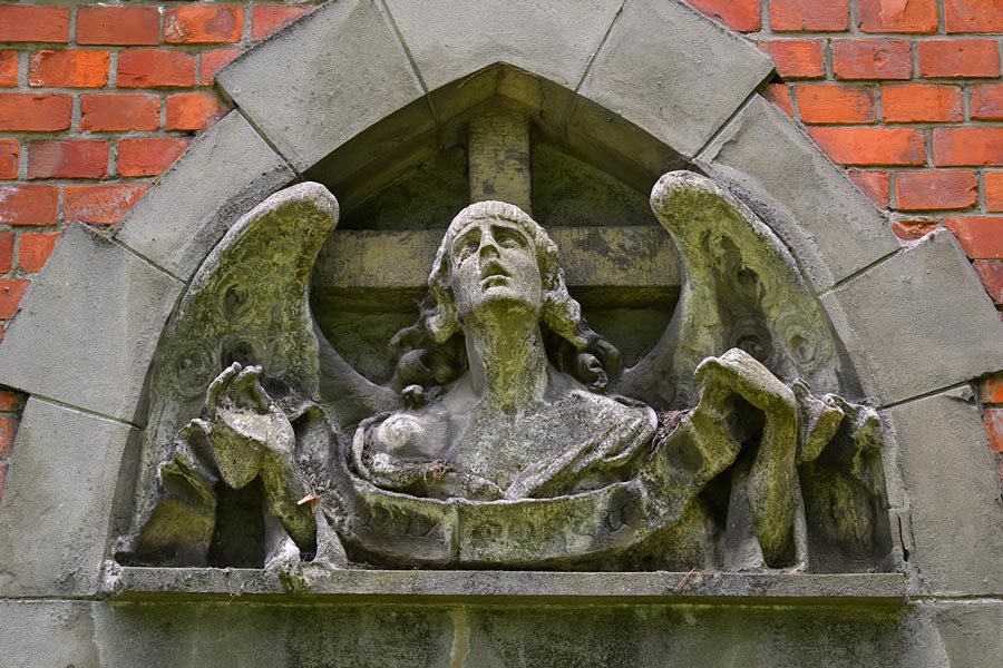Rzeźba aniało nad wejsciem do kościoła