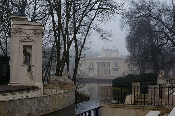 widok na pałac Łazienkowski od strony amfiteatru