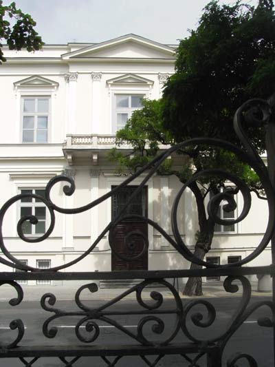  biały zabytkowy dom przy ulicy Pieknej w Warszawie 