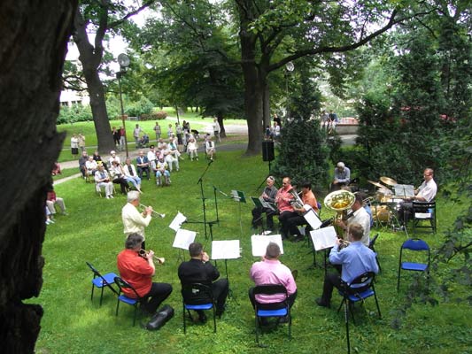 koncert plenerowy orkiestry w parku Morskie Oko Warszawa 