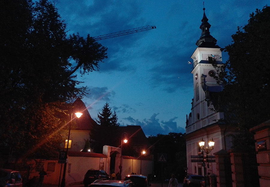 Ulica Zamkowa w Wieliczce nocą