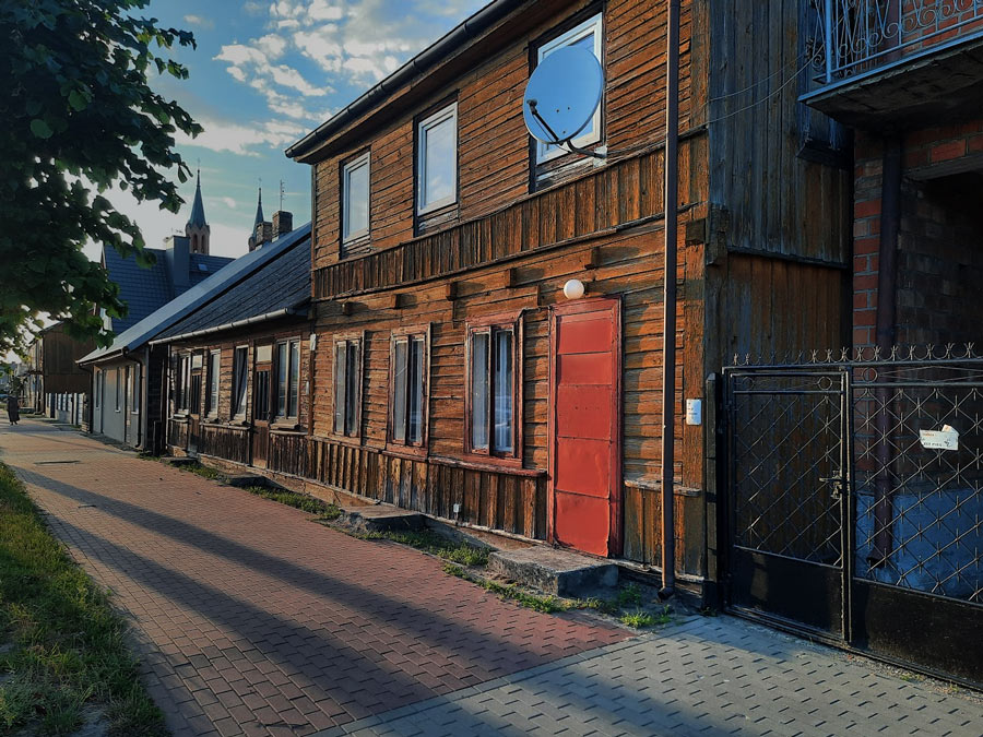 Myszyniec ulica w centrum miasta z drewnianą architekturą