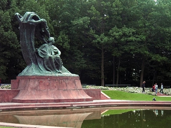  Pomnik Fryderyka Chopina odbijający się w stawie