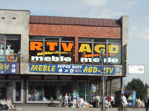 typografia stosowana całe szyby w napisach w sklepie RTV, AGD 