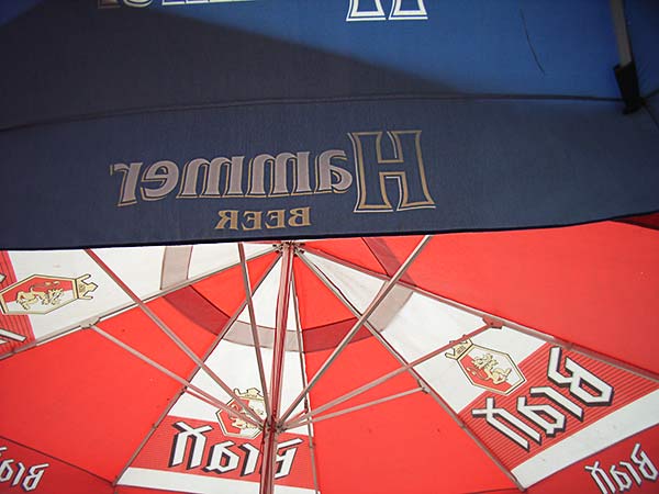 typografia stosowana na parasolach kawiarnianych 
