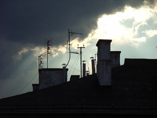 kominy i anteny na dachu