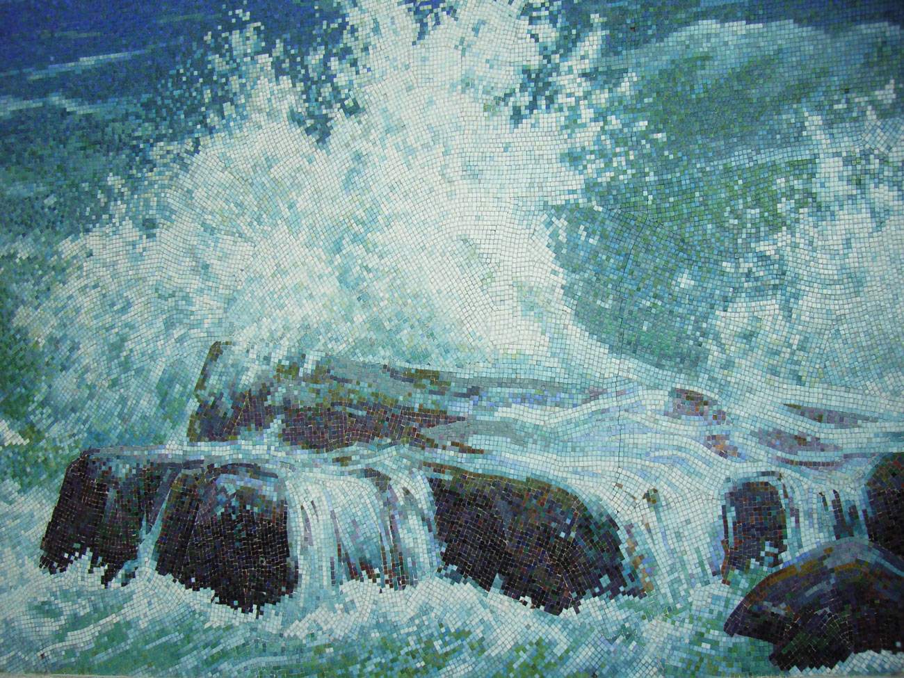 mozaika z przedstawieniem wody w formie fali morskiej