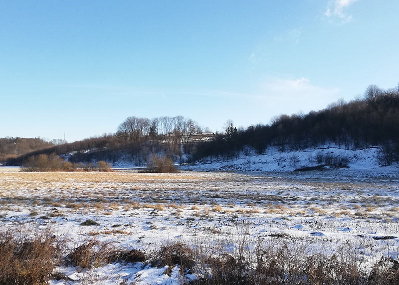 Śnieg na łakach nad rzeką Wolicą 