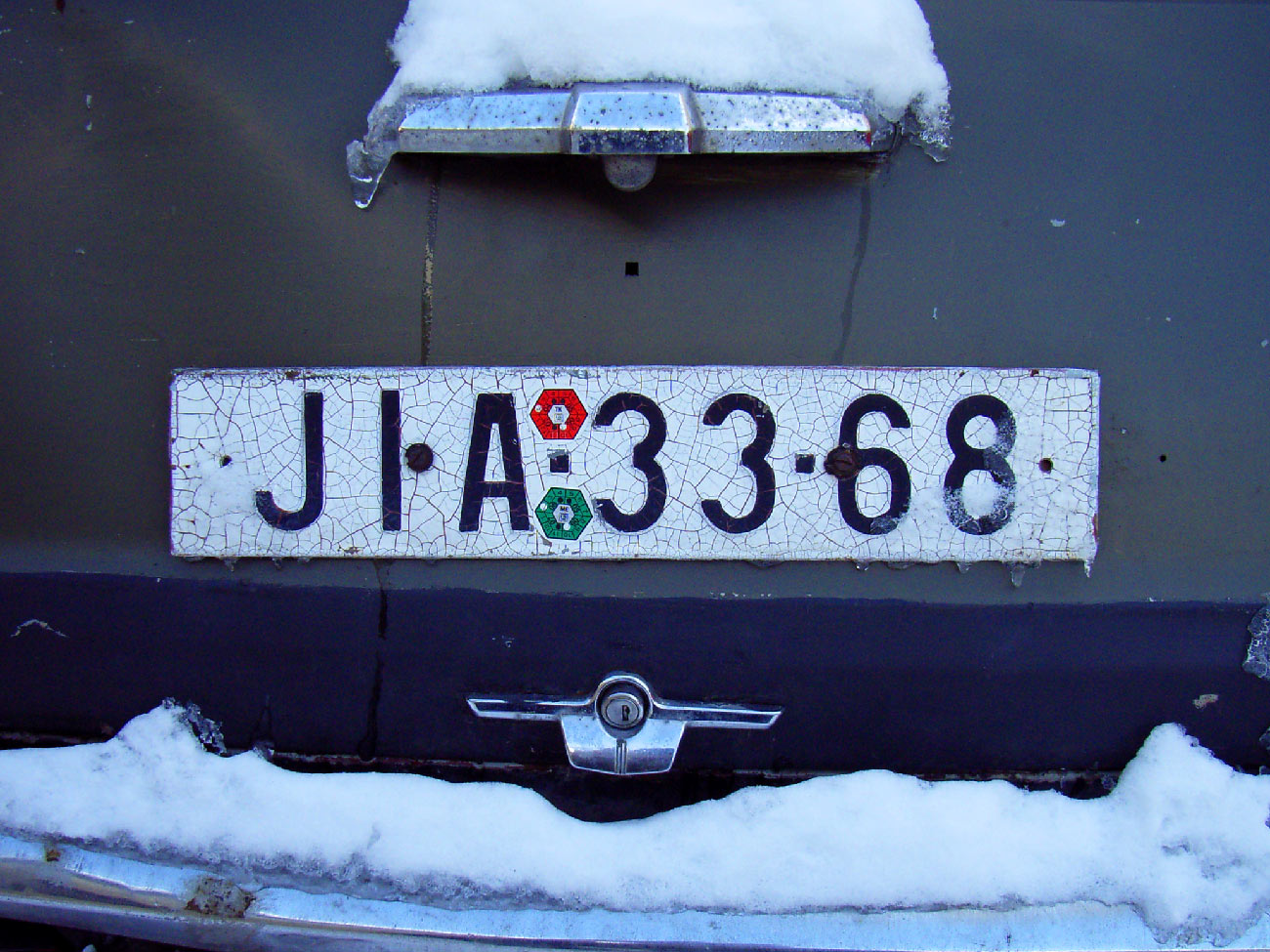 zabytkowa tablica rejestracyjna na starym samochodzie