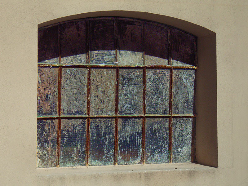 Bardzo brudna szyba w okienku starego domu