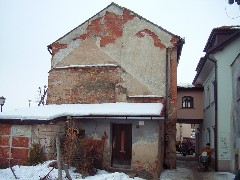 stary kilka razy przebudowywany dom