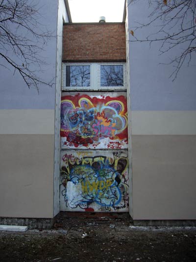 odnawianie budynku pokrytego graffiti