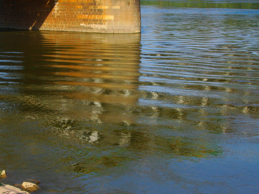 filar mostu Poniatowskiego odbija się w wodzie